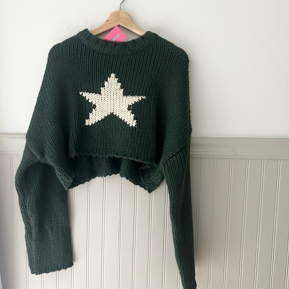 ⭐️ NEW Edikted Medium/Large Dark Green Sweater Cream Star Cropped - Picture 2 of 8